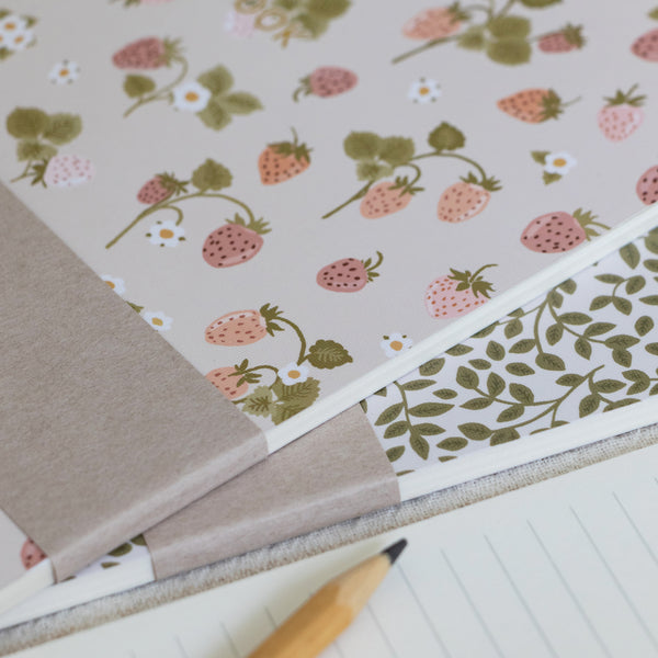 מחברת תפורה -  Strawberries