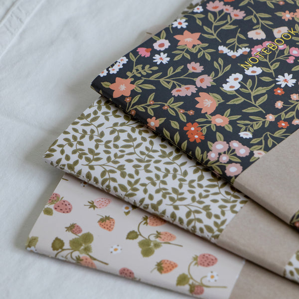 מחברת תפורה -  Strawberries