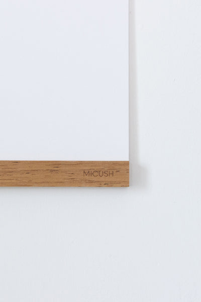 הדפס צילום - Fall leaf on water