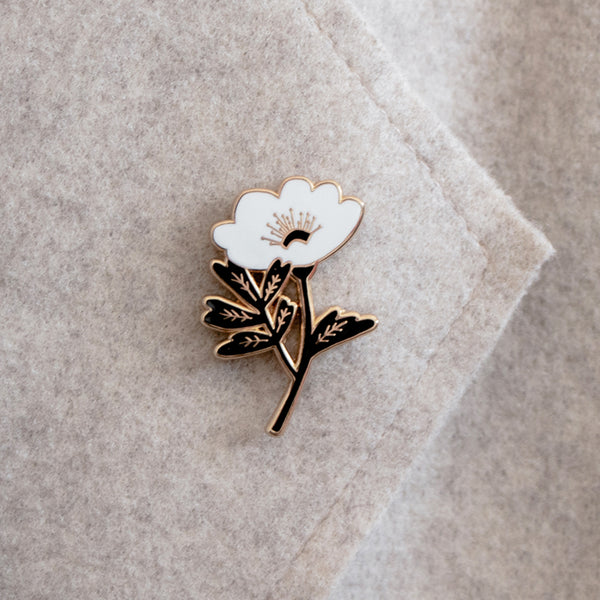 סיכת דש - פרח אלגנטי שחור לבן