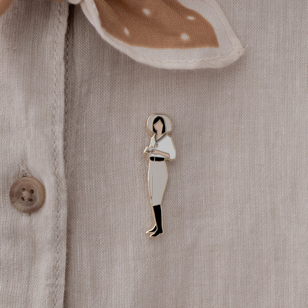 סיכת דש - אשה עם כוס קפה