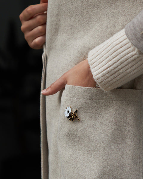 סיכת דש - פרח אלגנטי שחור לבן