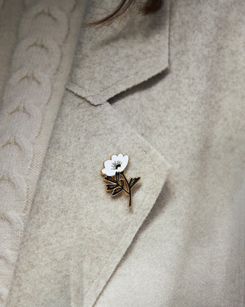 סיכת דש - פרח אלגנטי שחור לבן