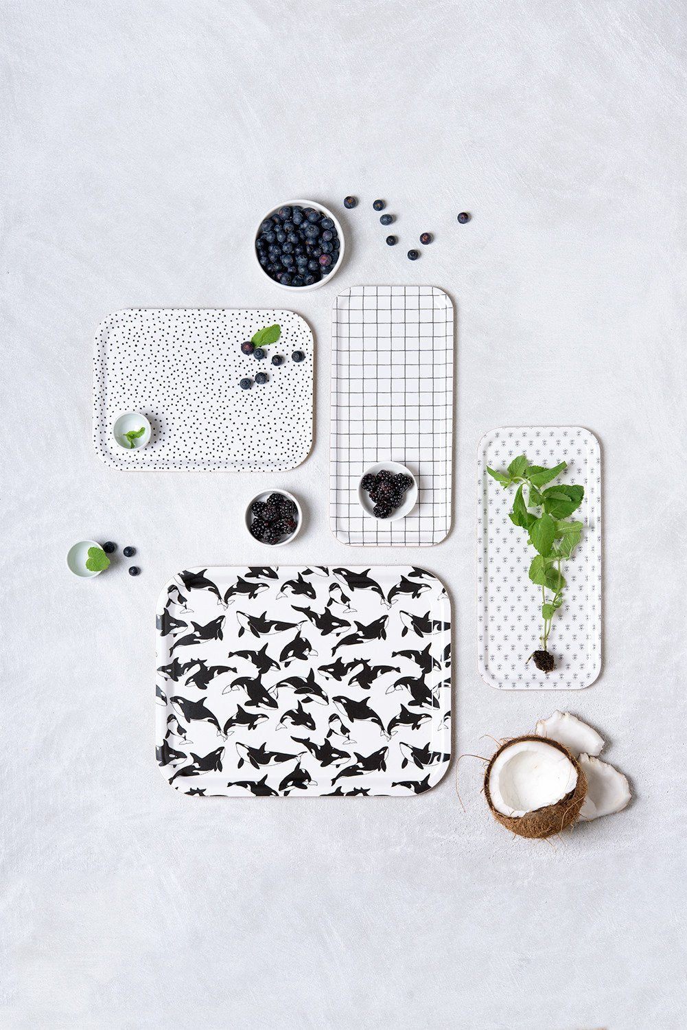 מגש עץ - Black and White Orcas Pattern