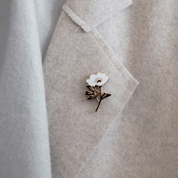 סיכת דש - פרח אלגנטי שחור לבן