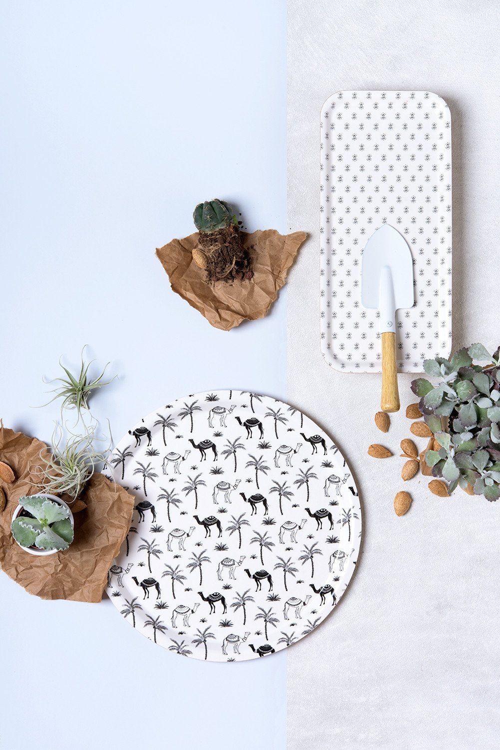 מגש עץ - Black and White Camels Pattern