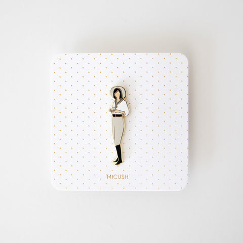 סיכת דש - אשה עם כוס קפה