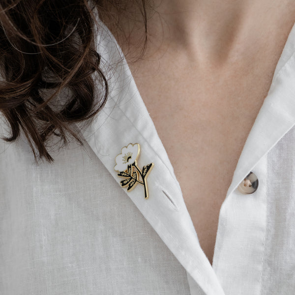 סיכת דש - פרח אלגנטי שחור לבן