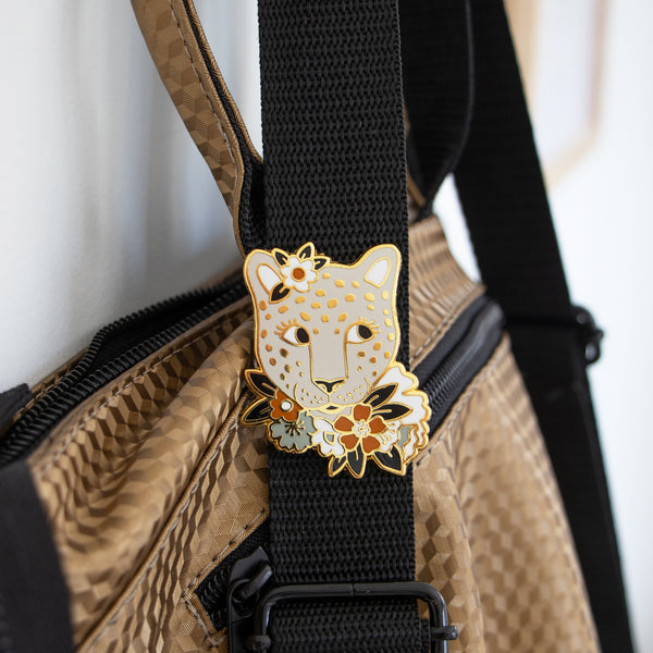 סיכת דש - יגואר