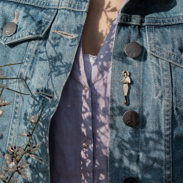 סיכת דש - אשה עם כוס קפה