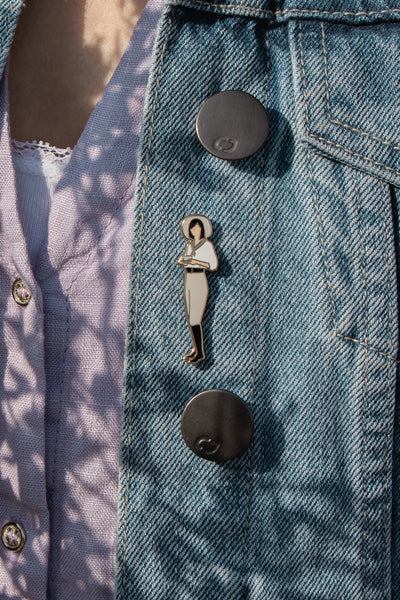 סיכת דש - אשה עם כוס קפה